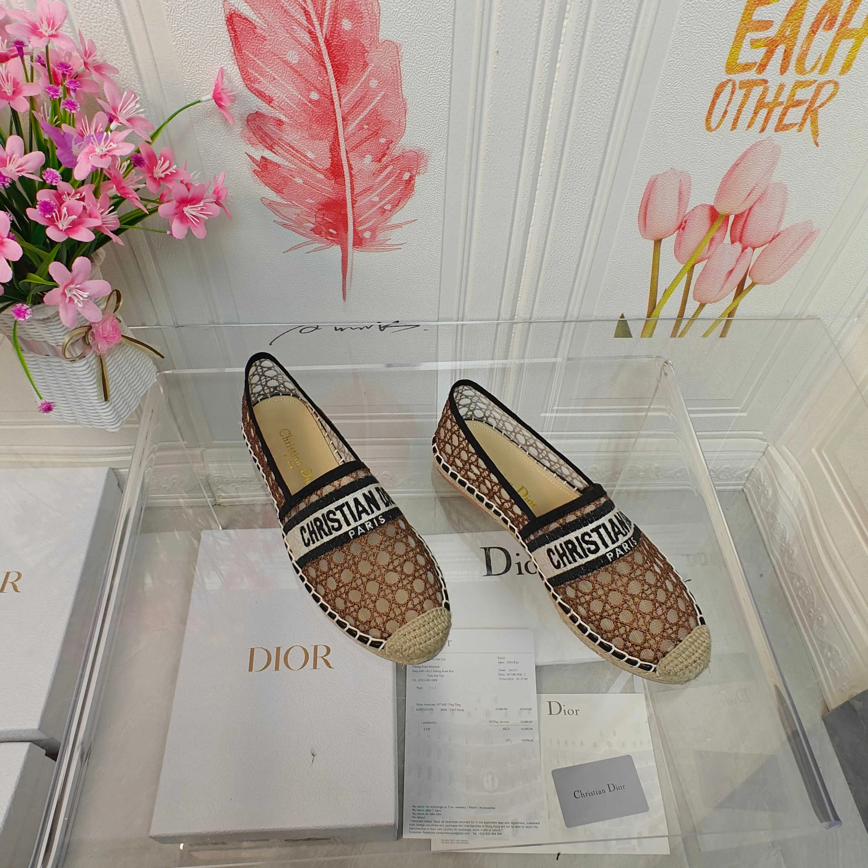 👟👟Ex-factory price 380👟👟 Dior Granville espadrilles with black embroidery top quality Upper: "CHRISTIANDIOR" embroidered mesh Craftsmanship: Hand-sewn hemp rope outsole Lining: Imported soft and breathable sheep lining with padded feet Size: 35-40 (customized at 34.41.42) Outsole: Exclusive molded rubber outsole decorated with lucky star symbol